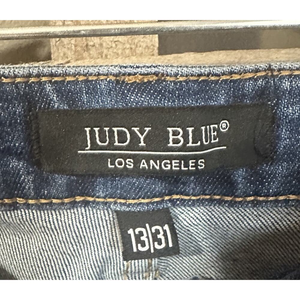 Judy Blue 13/31 Capri Fit Denim Jeans Distressed Medium Wash Mid Rise - Picture 2 of 4